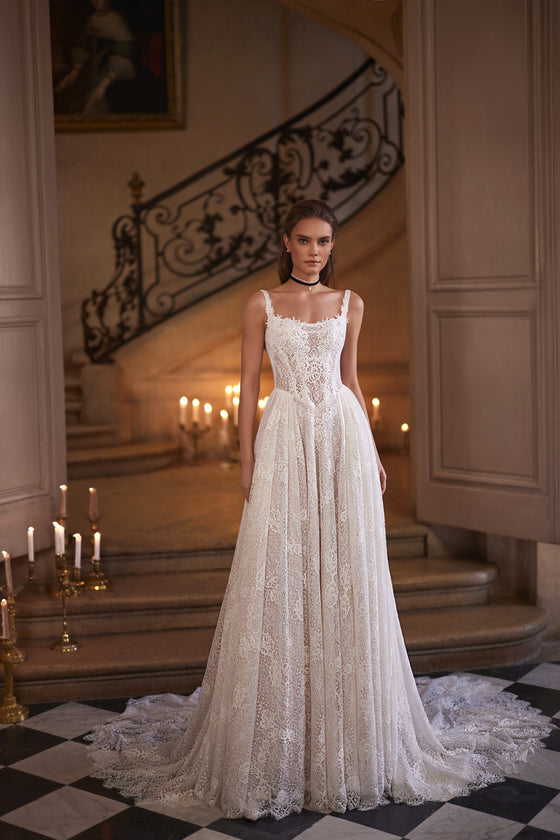 Brautkleid Chantira in A-Linie, allover Spitze, eckiger Ausschnitt und schmale Träger, Vorderansicht