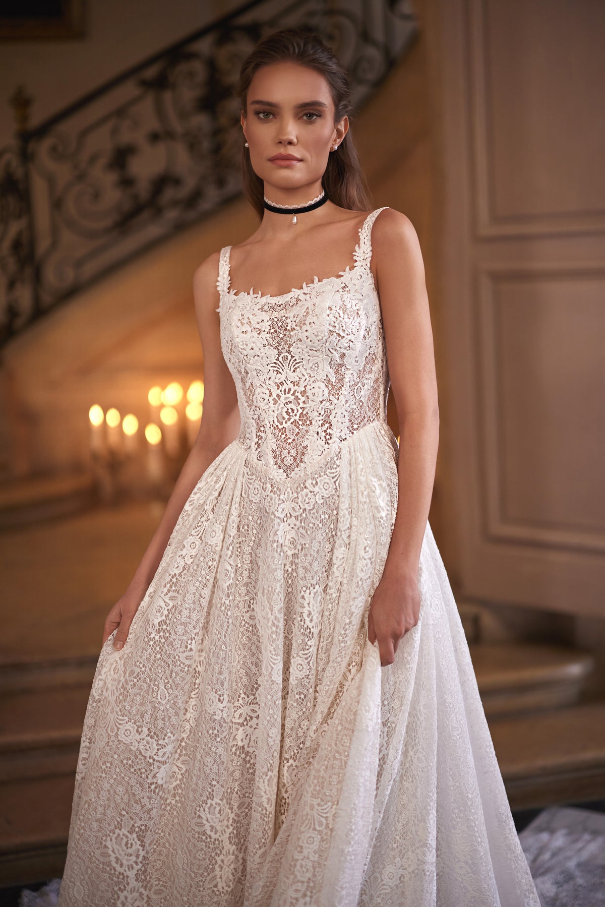 Brautkleid Chantira, Detail der transparenten Spitzen-Corsage mit eckigem Ausschnitt und Trägern
