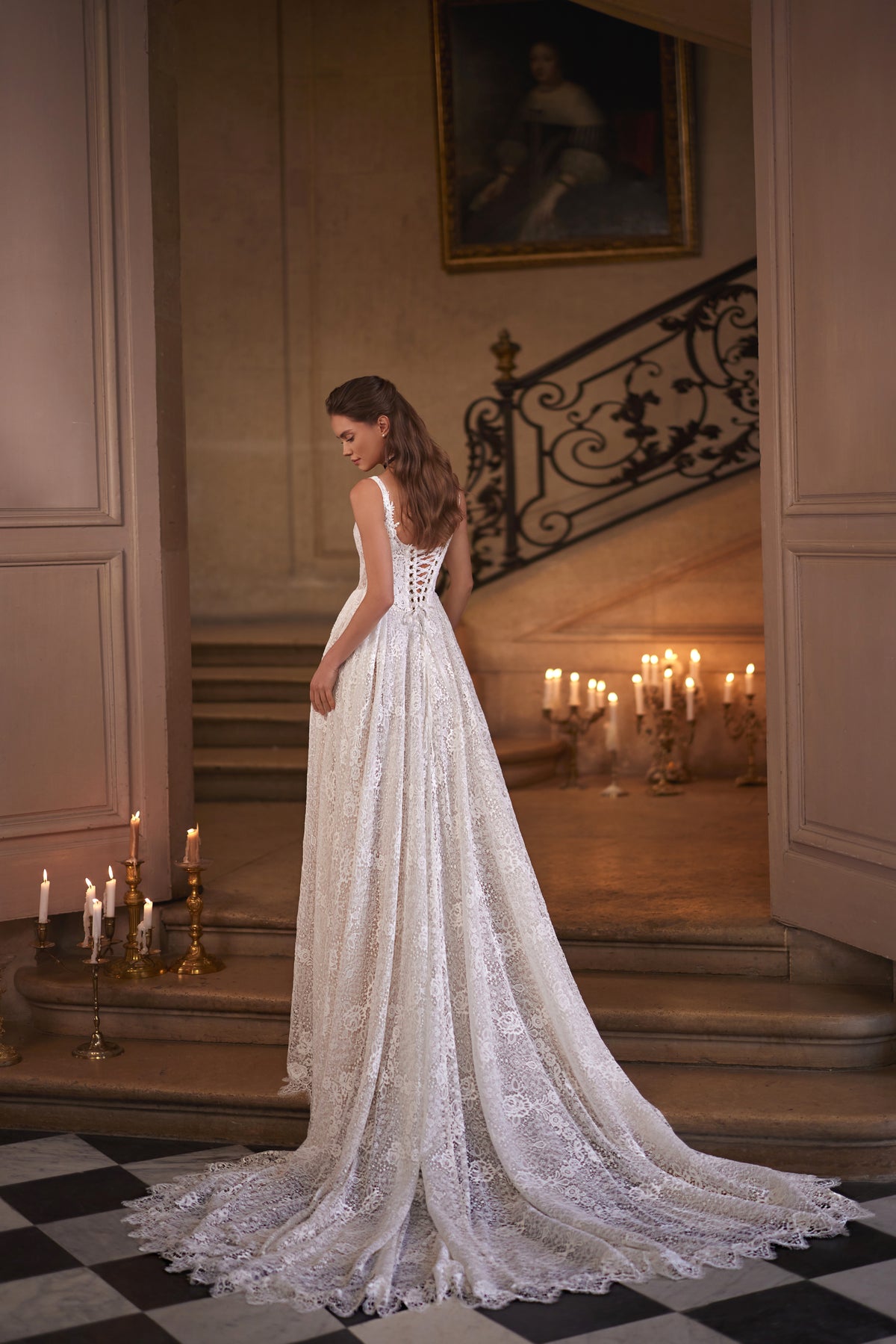 Brautkleid Chantira von hinten mit geschnürtem Rücken und langer Spitzen-Schleppe, Ganzfigur