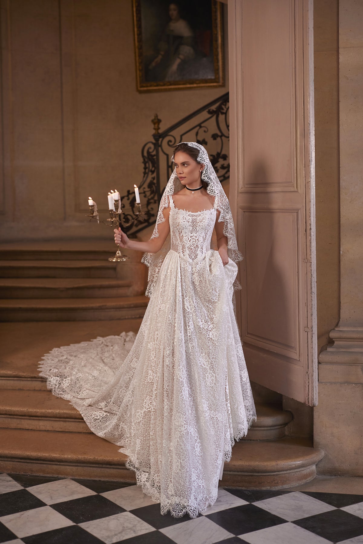 Brautschleier Chantira mit Spitzenkante zum Spitzen-Brautkleid in A-Linie, Ganzfigur mit Schleppe
