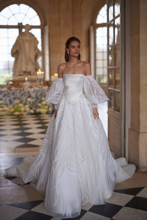 Corsage Charlize mit Rock, drapierter Satin und Puffärmel, ganze Silhouette im Ballsaal
