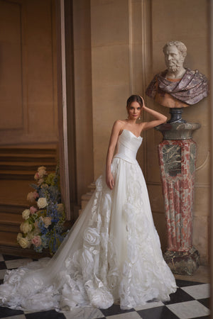 Brautkleid Cornellia mit voluminösem Stufenrock und plastischen Rosen