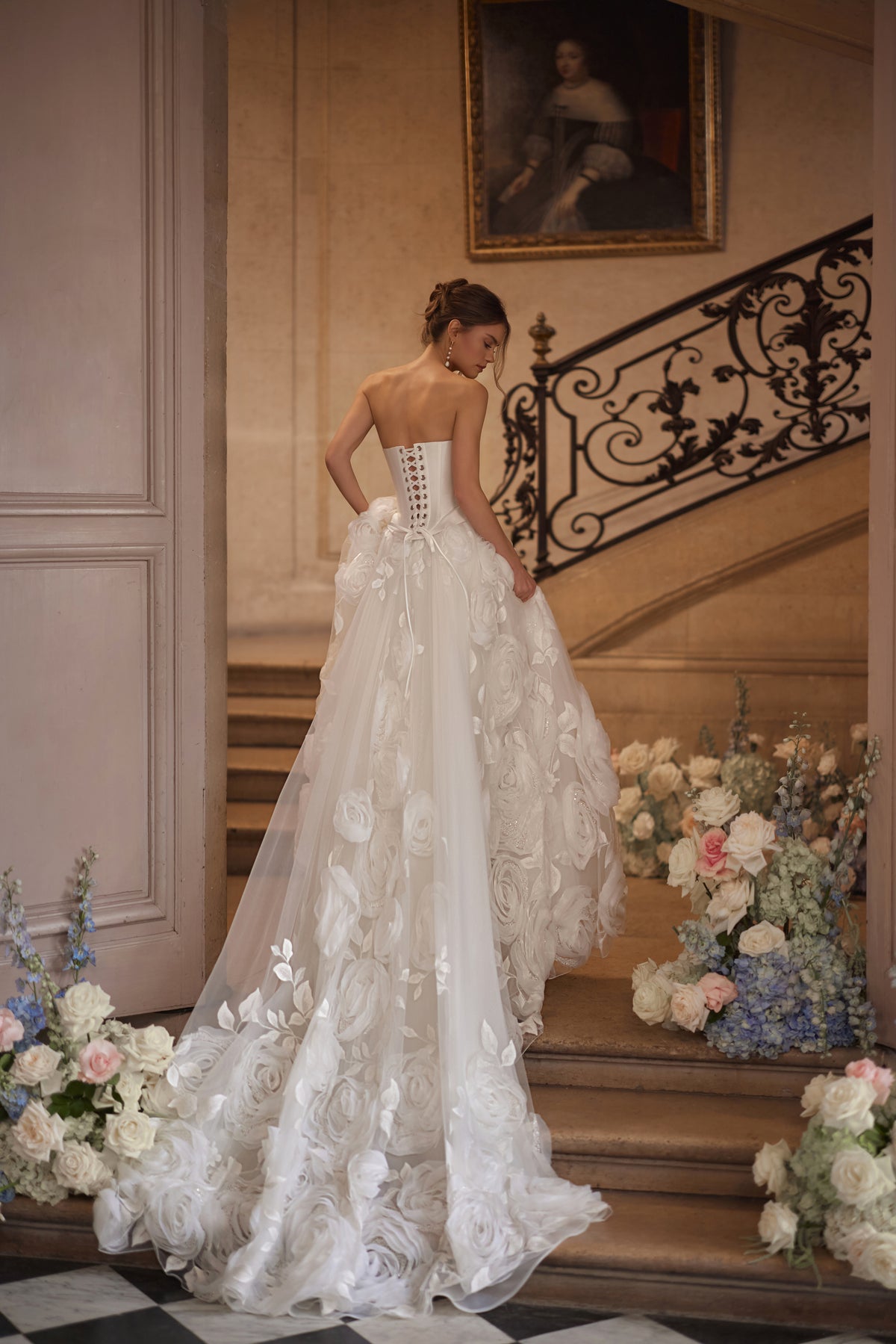 Brautkleid Cornellia in ganzer Silhouette, glatte Corsage über weitem Tüllrock