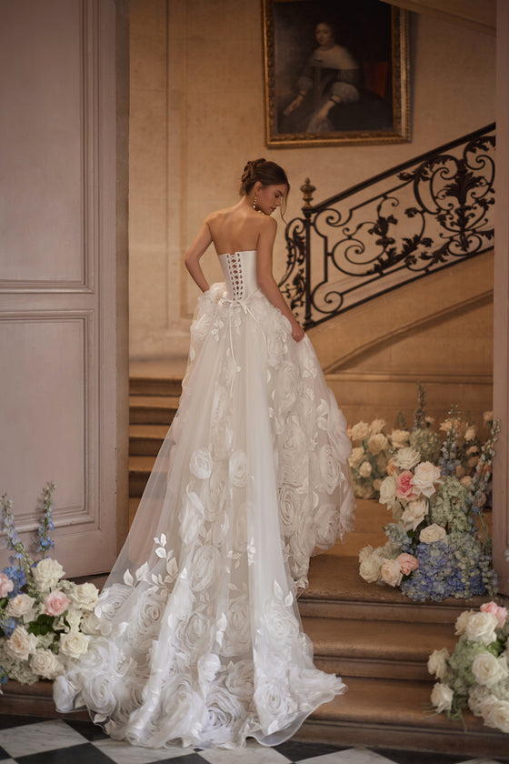 Brautkleid Cornellia in ganzer Silhouette, glatte Corsage über weitem Tüllrock