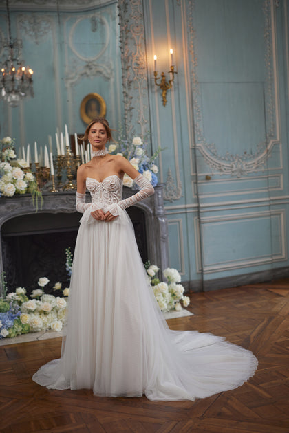 Dothea wedding dress – a sculpted strapless bodice traced with luminous detail.