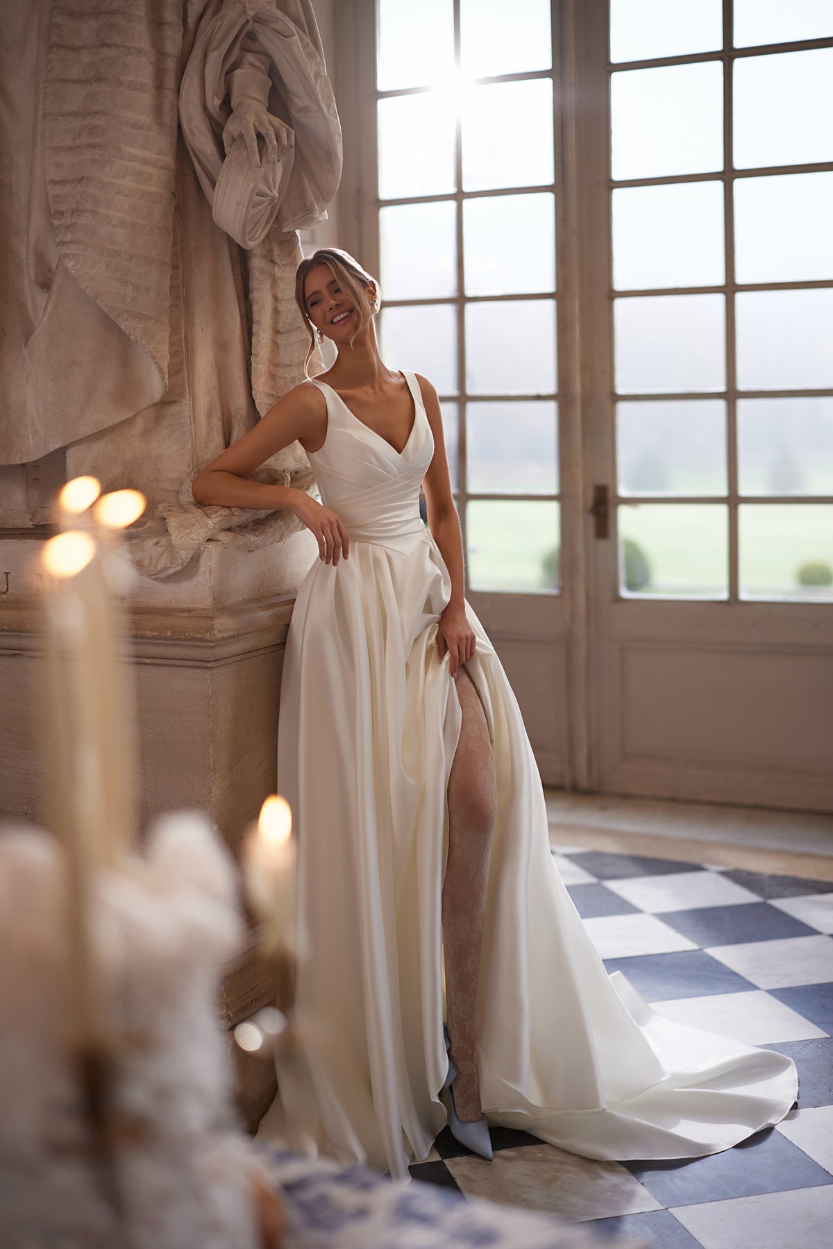Brautkleid Elvira in A-Linie aus Satin mit V-Ausschnitt und hohem Beinschlitz, ganze Silhouette