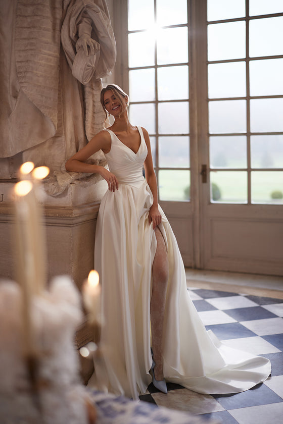 Brautkleid Elvira in A-Linie aus Satin mit V-Ausschnitt und hohem Beinschlitz, ganze Silhouette