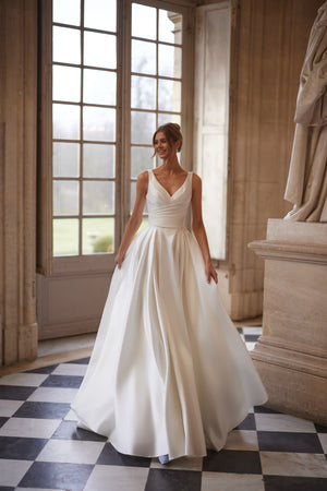 Brautkleid Elvira, Detail des offenen V-Ausschnitts und der schmalen Träger