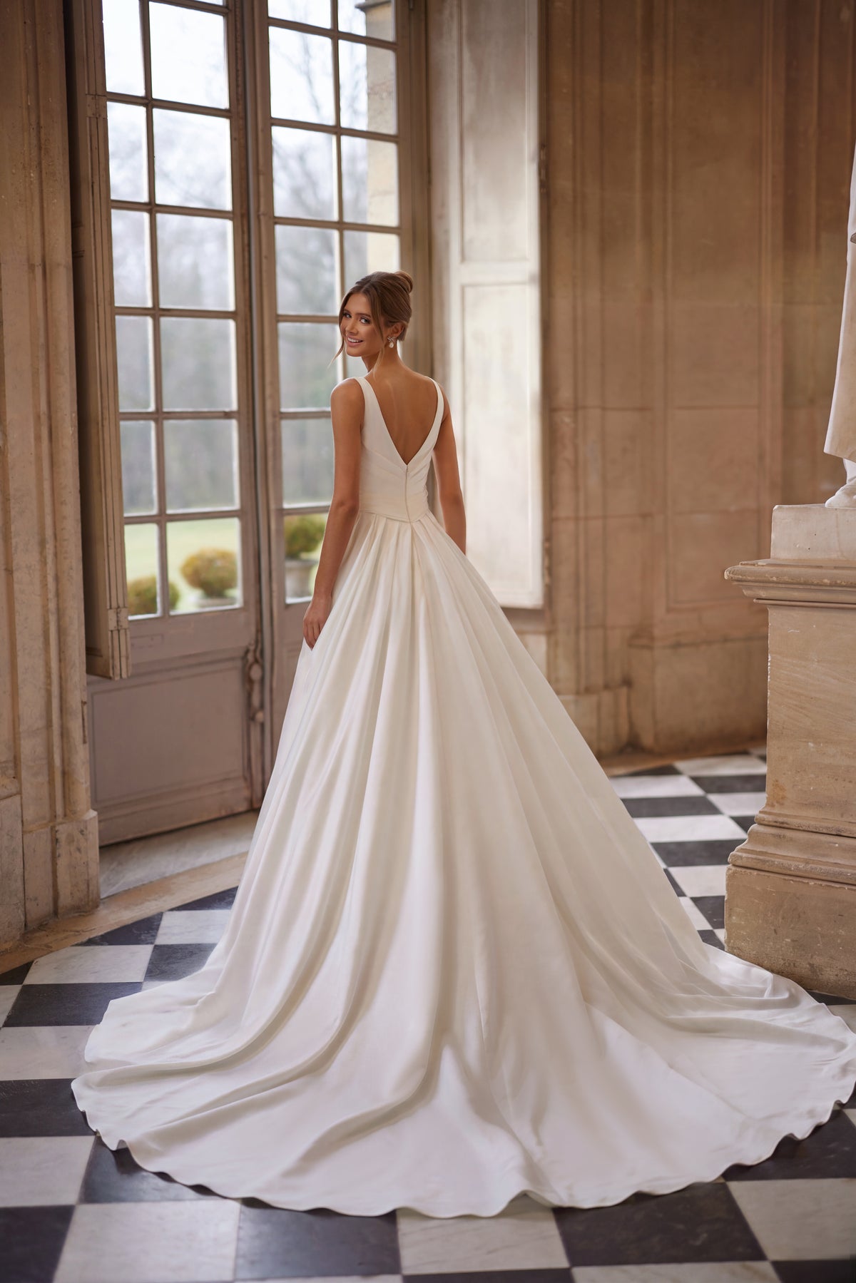 Brautkleid Elvira aus Satin, drapierter Rock mit Beinschlitz, seitliche Ansicht in Bewegung