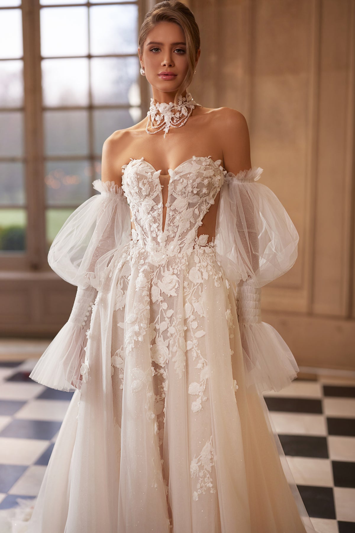 Brautkleid Estella, Corsage mit 3D-Blütenspitze, Tüll-Puffärmel und Blumen-Choker, von vorn