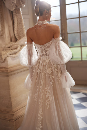 Brautkleid Estella von hinten, offener Rücken mit Knopfleiste und Perlenketten am Choker