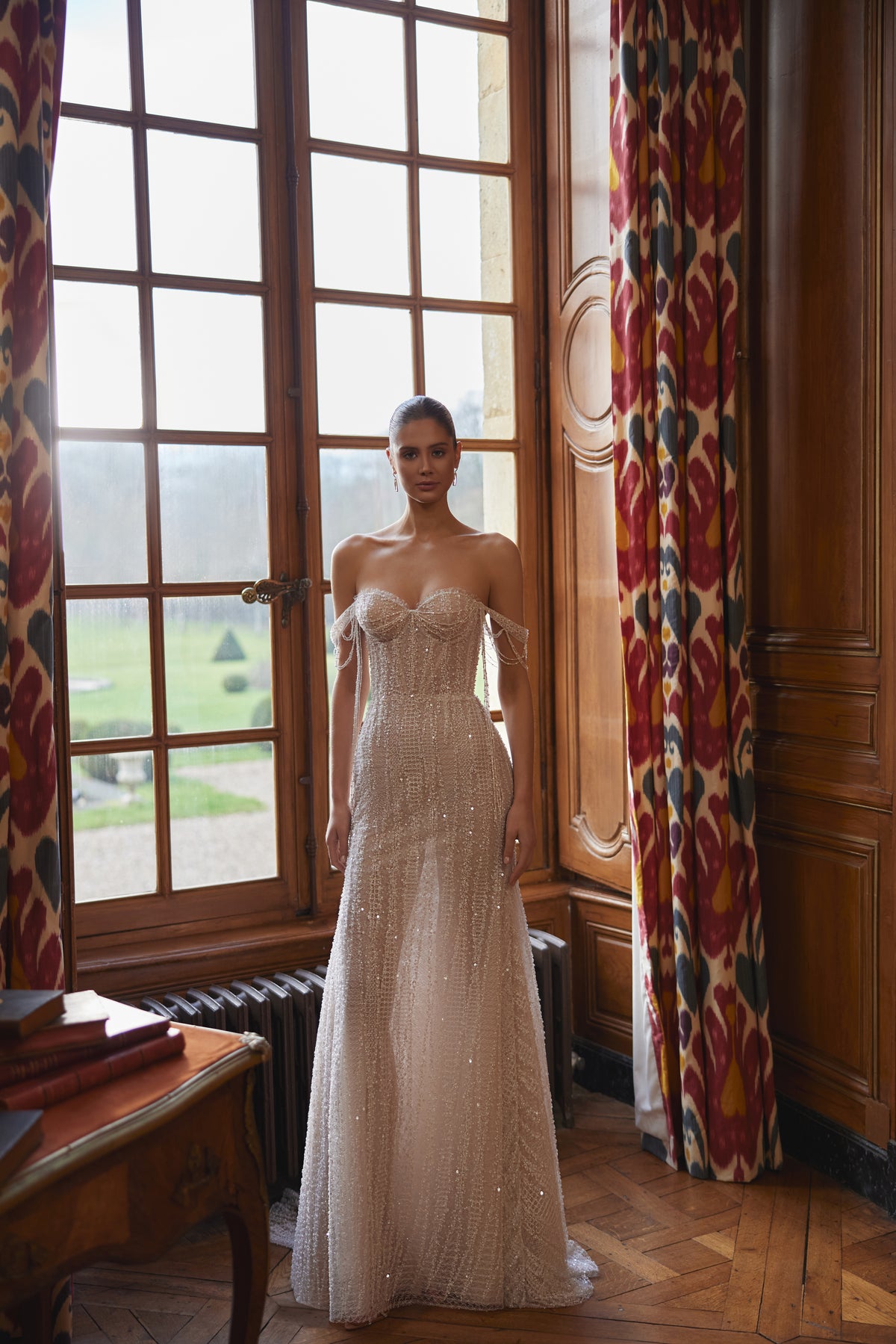 Brautkleid Filippa in ganzer Länge im Salon, Meerjungfrau-Silhouette von vorn