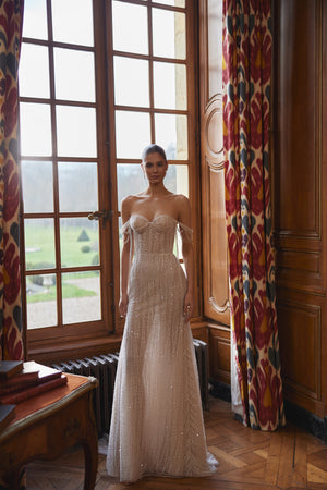 Brautkleid Filippa in ganzer Länge im Salon, Meerjungfrau-Silhouette von vorn