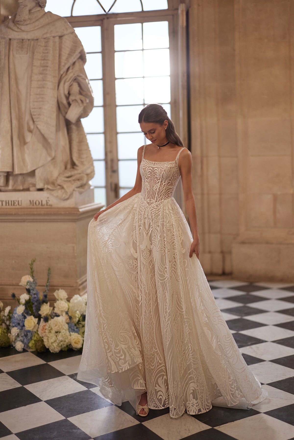 Frigga von vorne in ganzer Silhouette, weiter Spitzenrock auf cremefarbenem Unterkleid