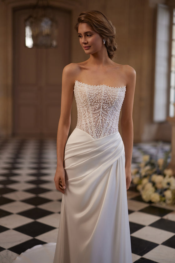 Brautkleid Greta von vorn – trägerlose Corsage und schmaler Satinrock in der Schlosshalle