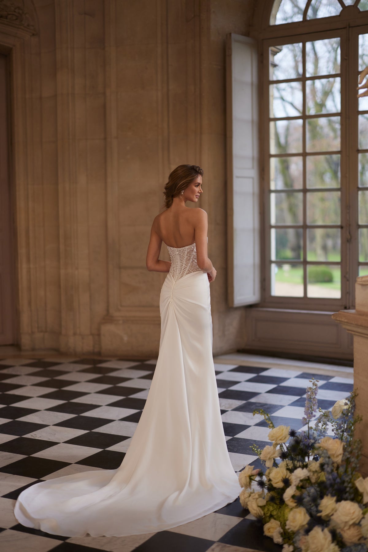 Brautkleid Greta von hinten – offener Rücken und Schleppe des drapierten Satinrocks