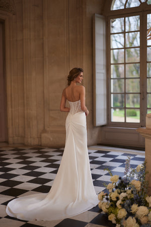Brautkleid Greta von hinten – offener Rücken und Schleppe des drapierten Satinrocks