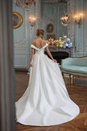 Brautkleid Heloise von hinten, Knopfleiste über der breiten Satinschleppe im Salon