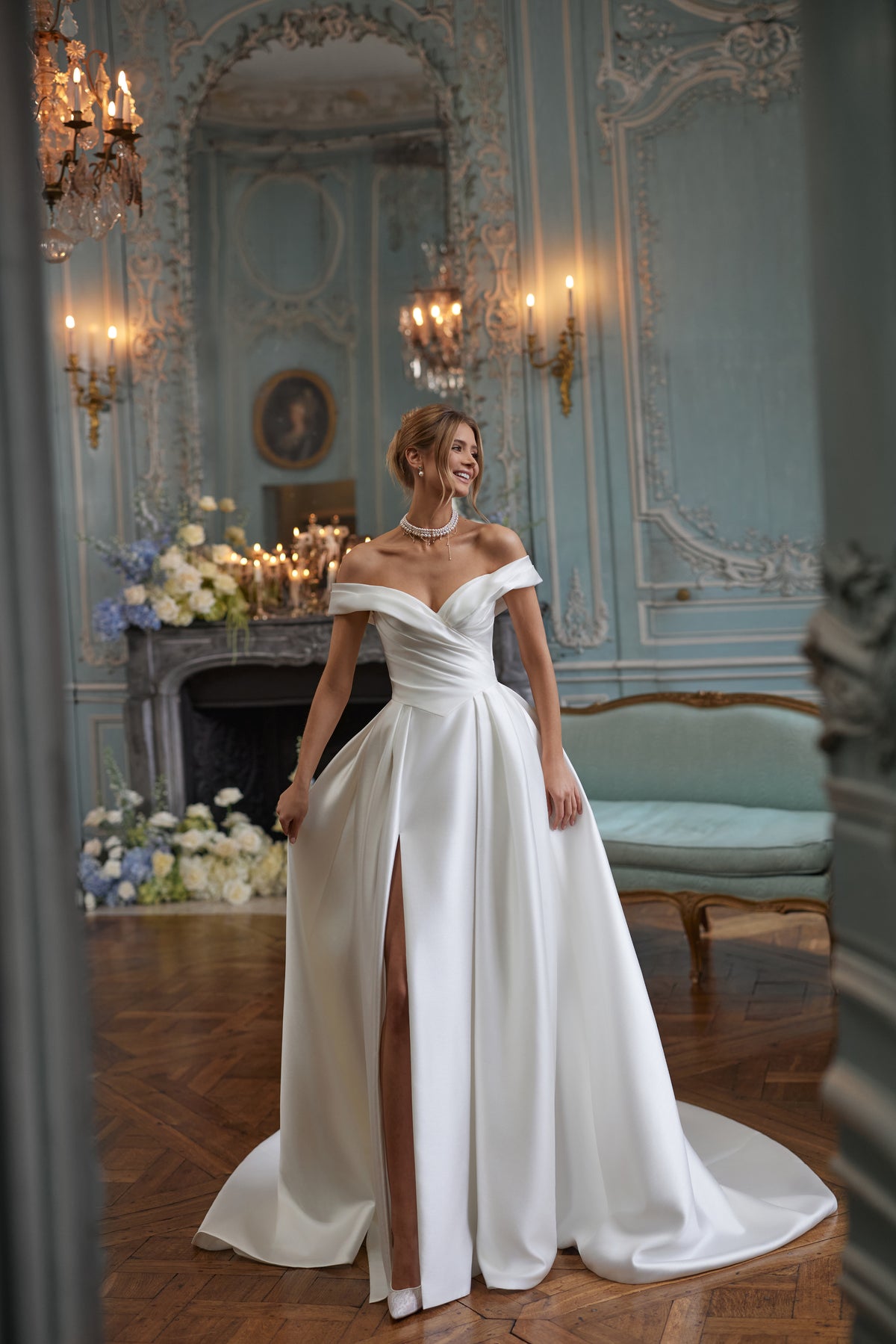 Brautkleid Heloise aus Satin, schulterfreier Ausschnitt und hoher Beinschlitz, Ganzfigur