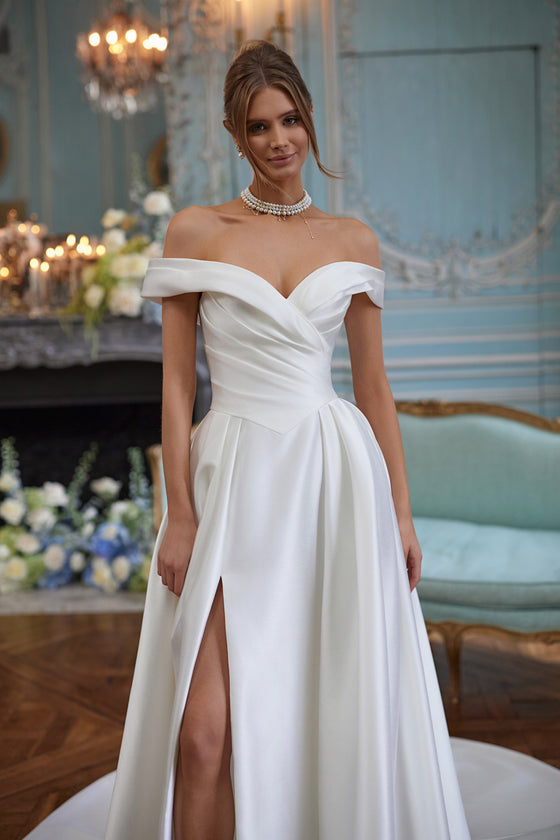 Brautkleid Heloise, Detail des drapierten Carmen-Ausschnitts und der gerafften Taille