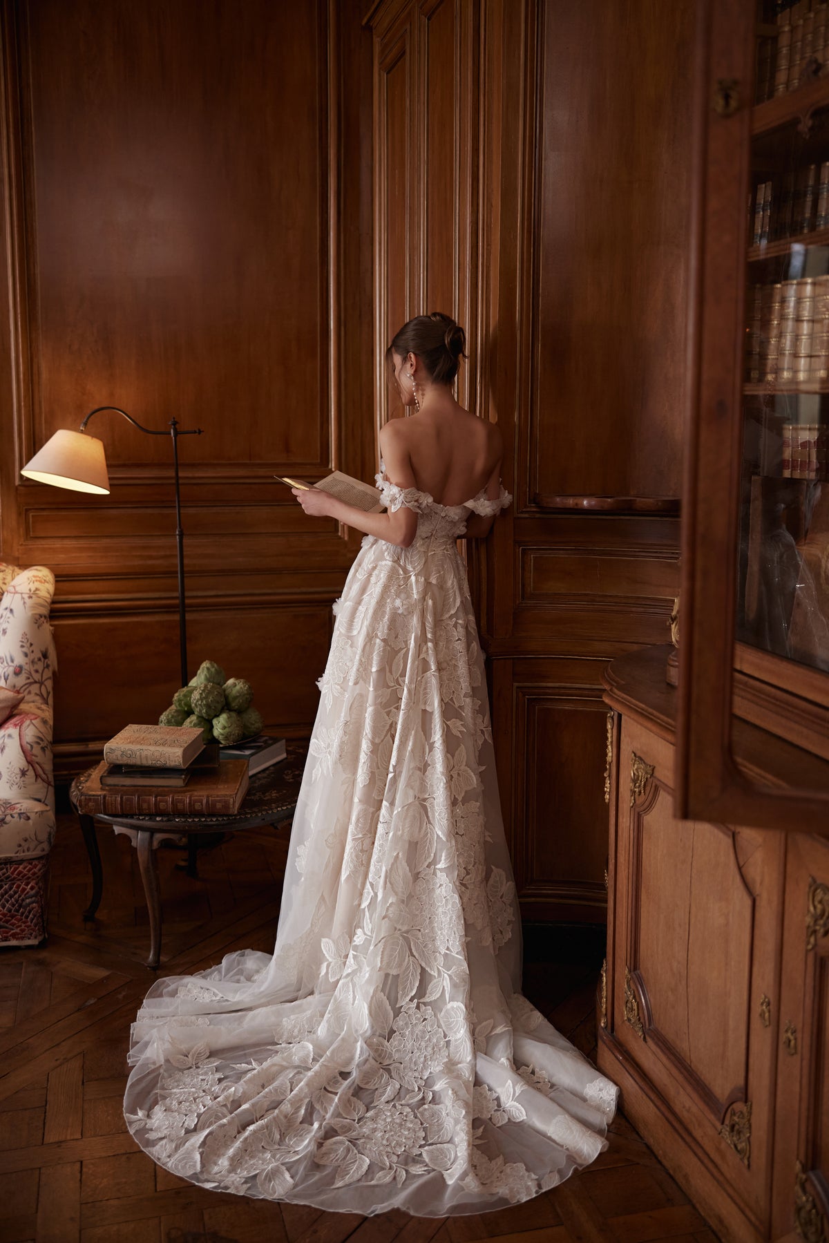 Brautkleid Hydragenea von hinten: offener Rücken und Spitzenschleppe auf dem Parkett