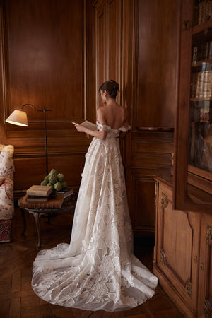 Brautkleid Hydragenea von hinten: offener Rücken und Spitzenschleppe auf dem Parkett
