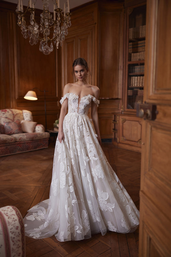 Brautkleid Hydragenea in A-Linie mit schulterfreien Blütenträgern, ganze Figur von vorn