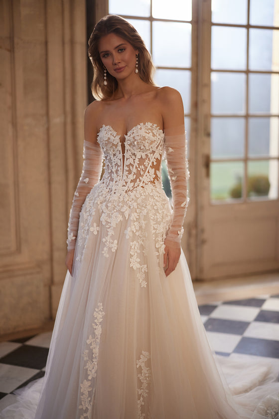 Brautkleid Ines von vorn, Corsage mit Herzausschnitt und abnehmbare transparente Ärmel