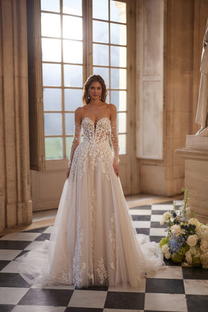 Brautkleid Ines in A-Linie in ganzer Figur, Blütenspitze auf Tüll und lange Ärmel