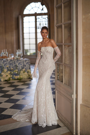 Brautkleid Irulian von vorn: Meerjungfrau-Silhouette aus glitzernder Spitze mit Schleppe
