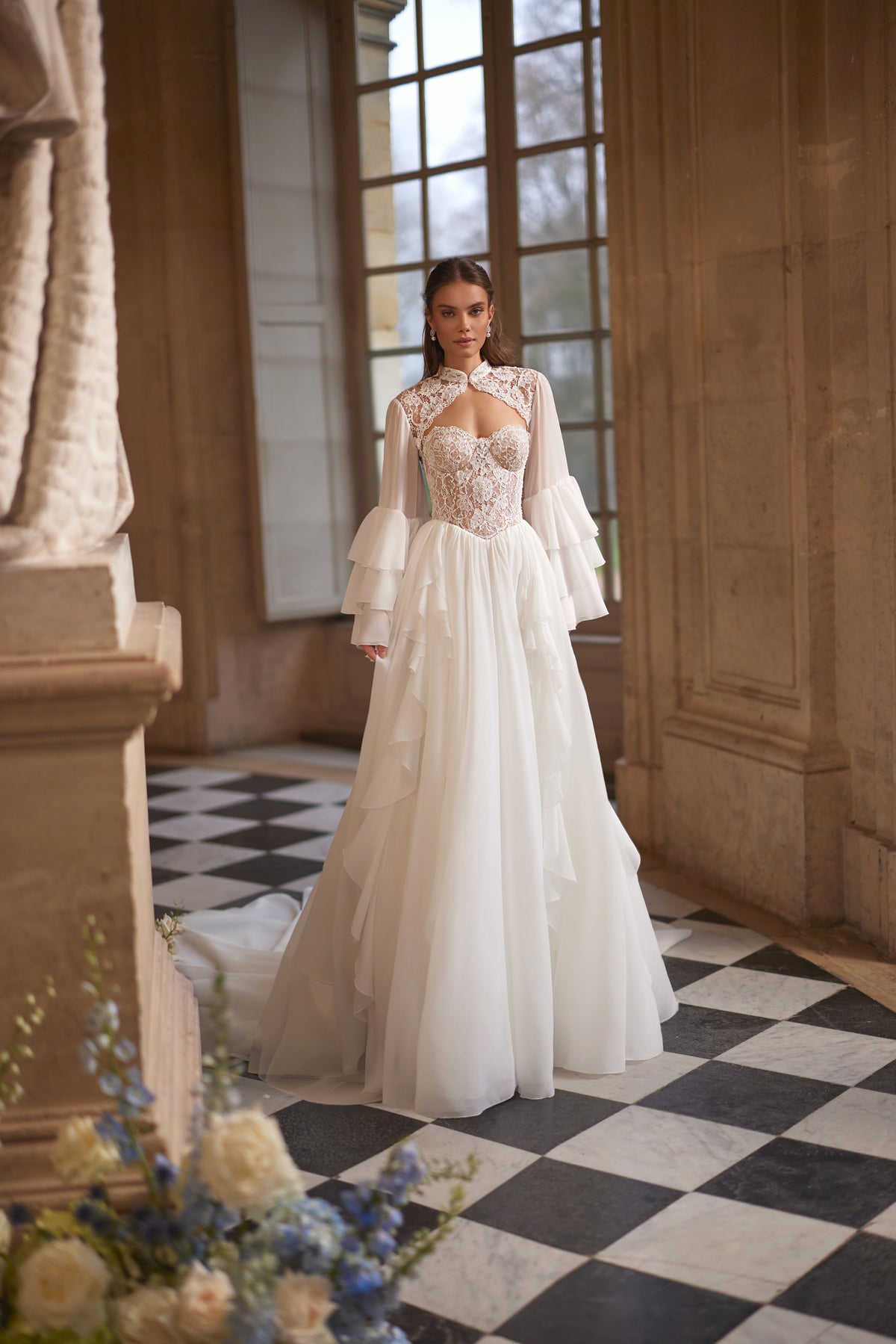 Brautkleid Isolde mit Bolero von vorn – hoher Ausschnitt, Volantärmel und Tüllrock