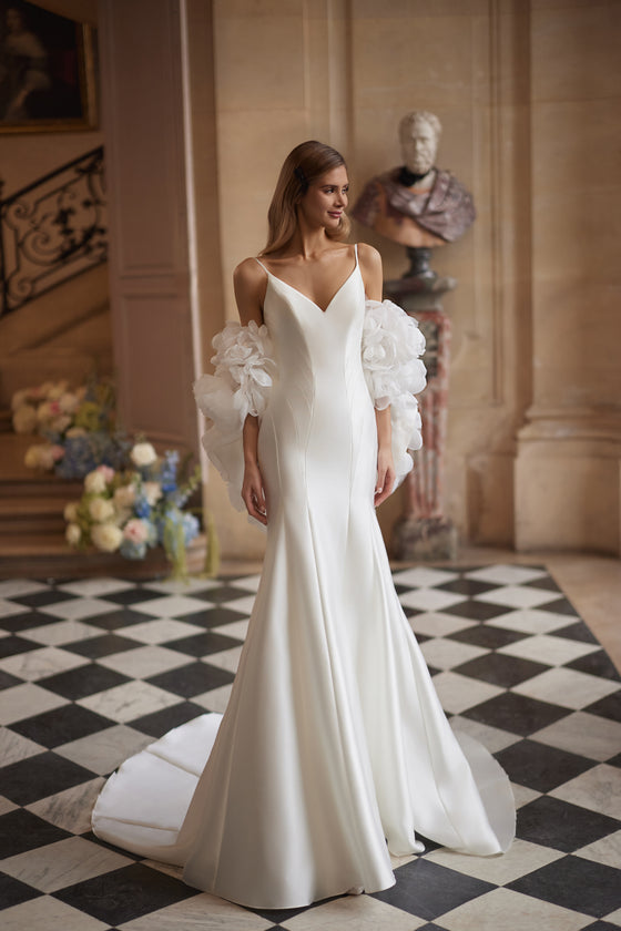 Brautkleid Josephin aus Satin im Meerjungfrau-Schnitt mit tiefem V-Ausschnitt, von vorn