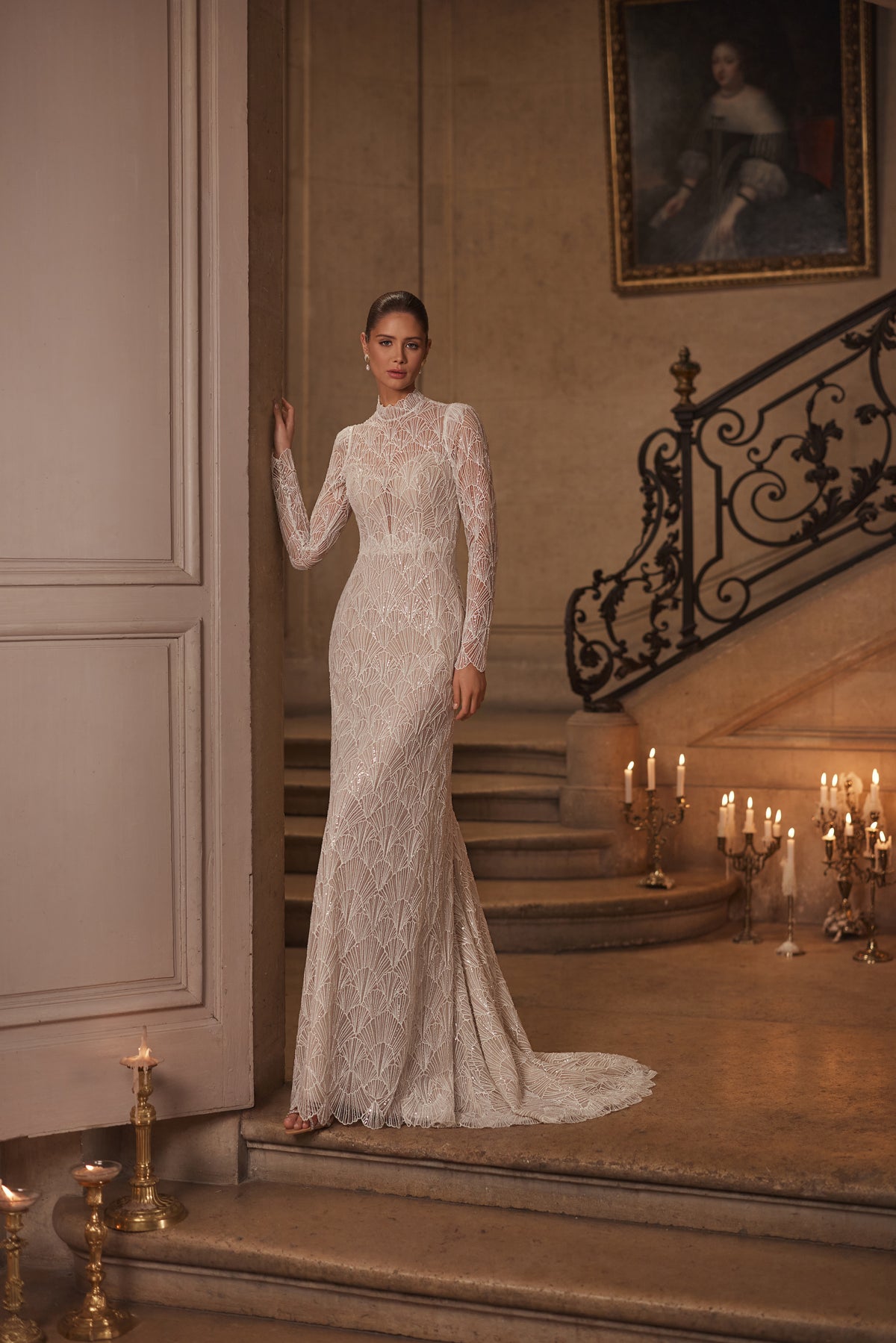 Brautkleid Juniona mit hohem Kragen, langen Ärmeln und geometrischer Spitze, von vorn