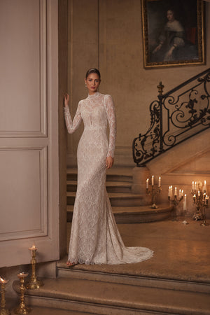 Brautkleid Juniona mit hohem Kragen, langen Ärmeln und geometrischer Spitze, von vorn