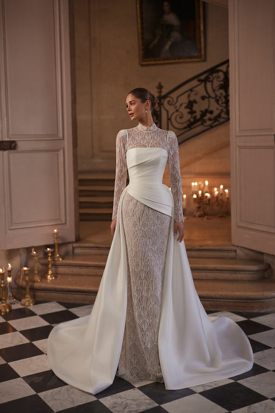 Juniona Überrock aus Satin, vorn offen über einem Brautkleid aus geometrischer Spitze