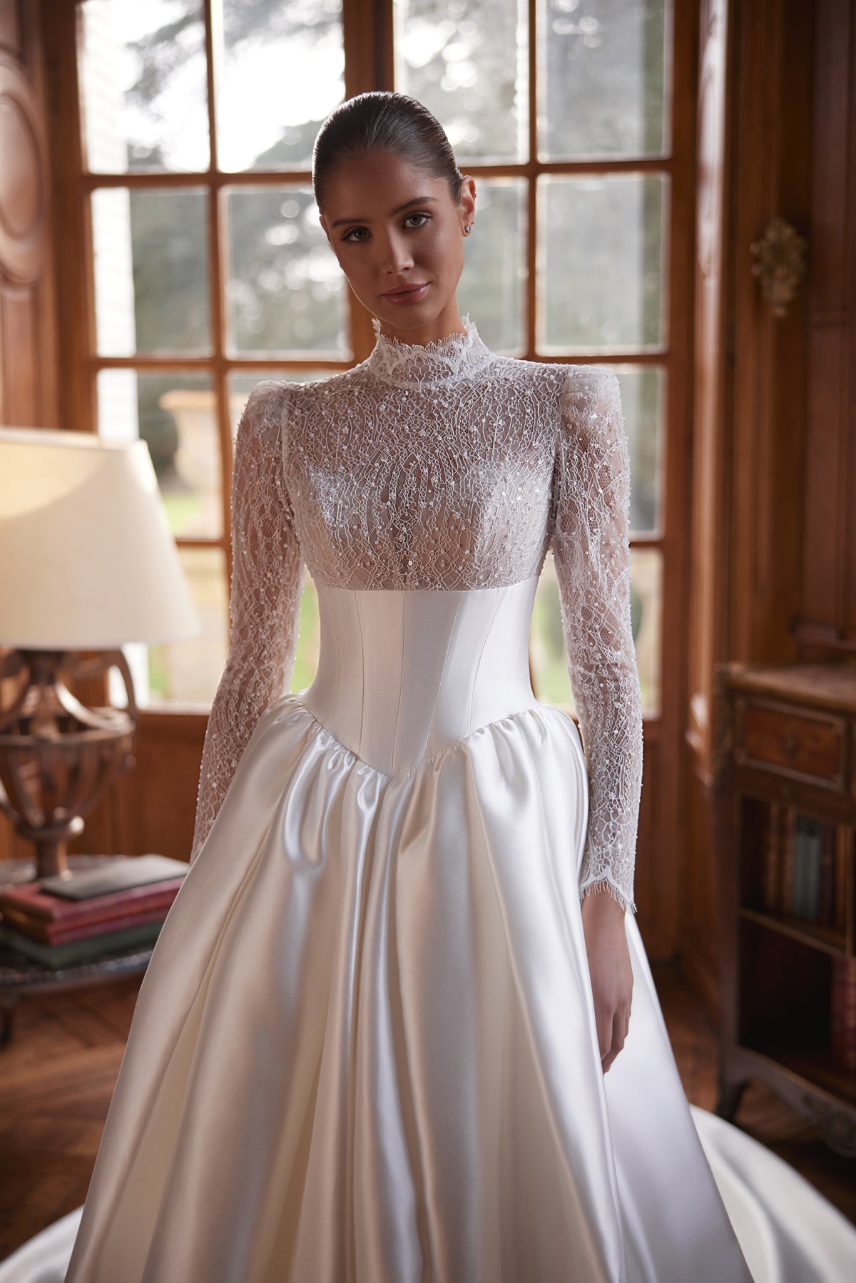 Brautkleid Maristella mit hochgeschlossenem Spitzenoberteil, langen Ärmeln und Satinrock