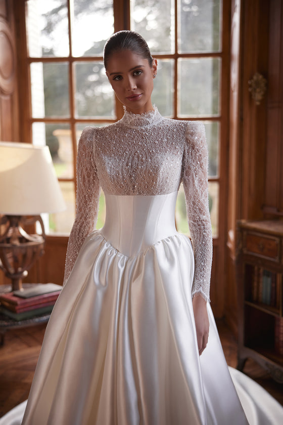 Brautkleid Maristella mit hochgeschlossenem Spitzenoberteil, langen Ärmeln und Satinrock