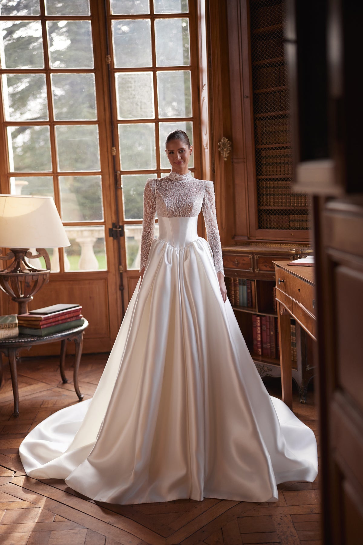 Brautkleid Maristella von vorn in ganzer Figur, Spitzenärmel und weiter Satinrock