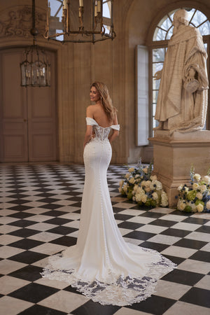 Brautkleid Matilde von hinten mit tiefem Rückenausschnitt und Spitze auf der Schleppe