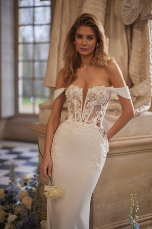 Brautkleid Matilde als Detail: Corsage mit Spitze und schulterfreie Ärmel, Halbfigur von vorn