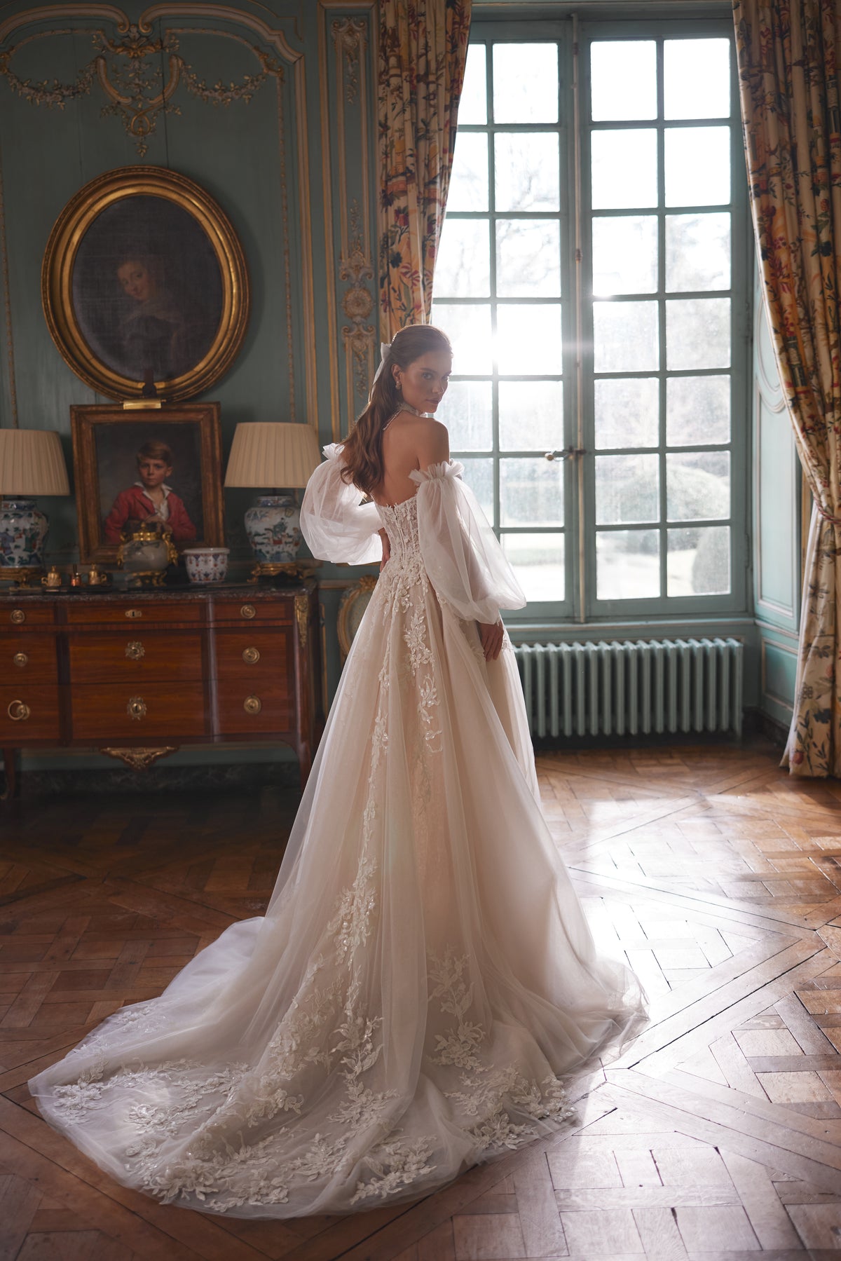 Brautkleid Melusine von hinten, Tüllrock mit Blütenspitze und langer Schleppe, ganze Silhouette