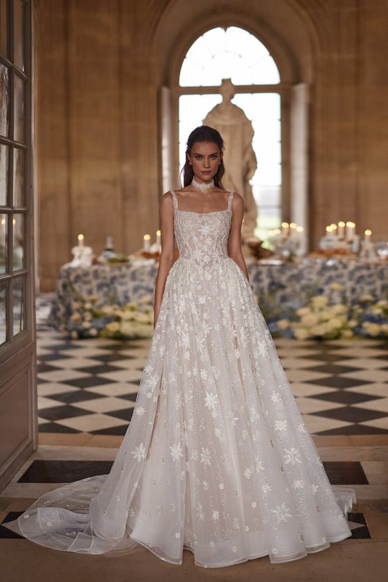 Brautkleid Milkyway von vorn, A-Linie mit eckigem Ausschnitt und sternbesticktem Tüllrock