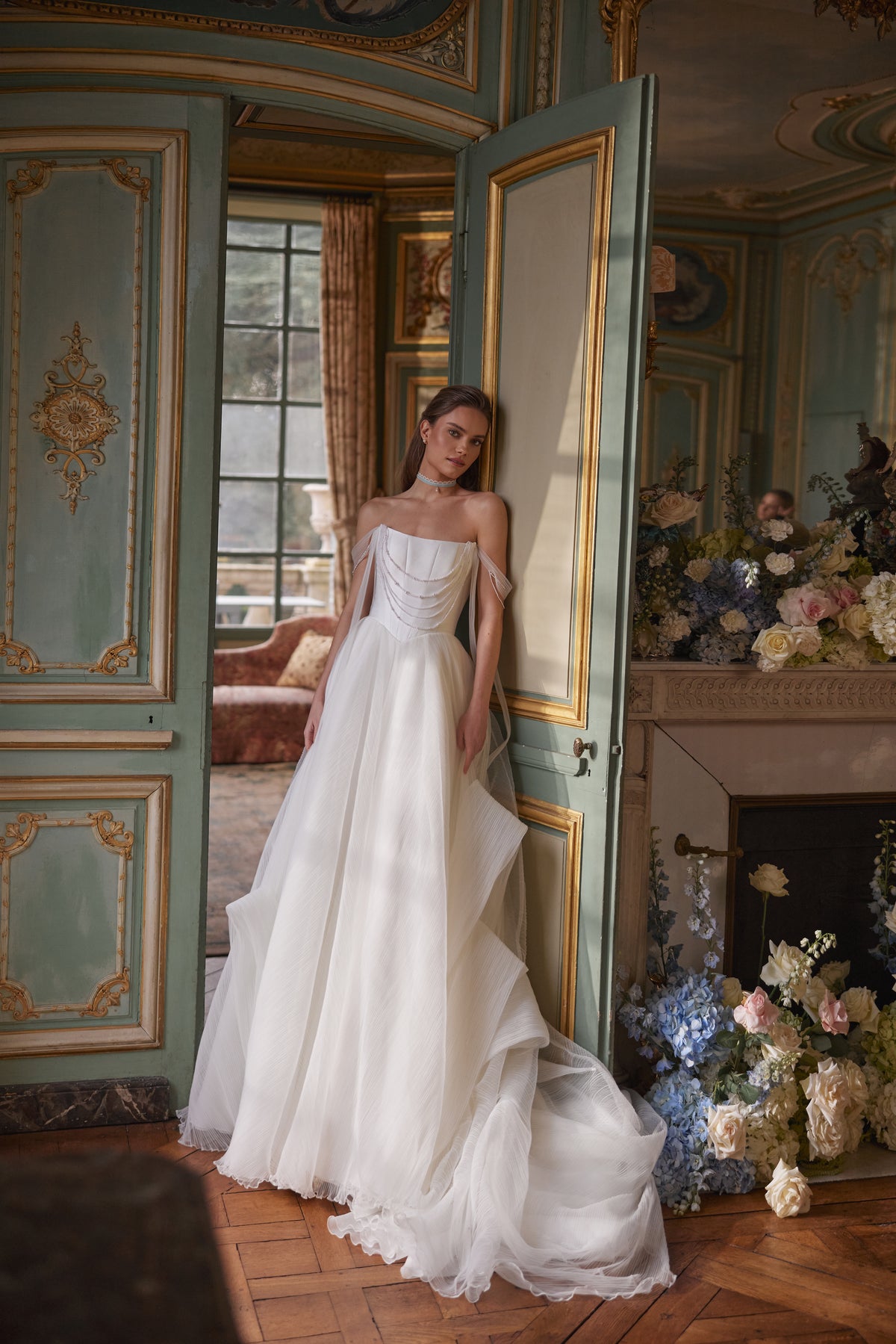 Brautkleid Nerina in der Tür des Salons, Organzaschleppe auf dem Parkett