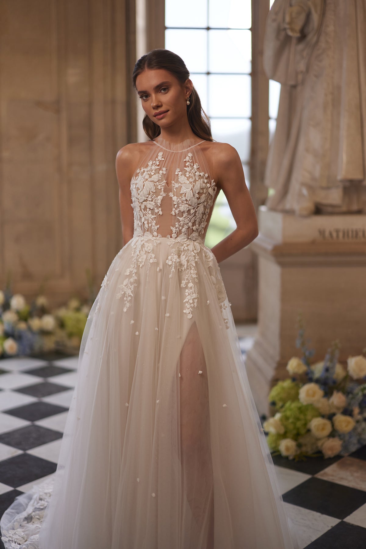Brautkleid Nilla von vorn, hoher Ausschnitt aus Blütenspitze und Rock mit Schlitz