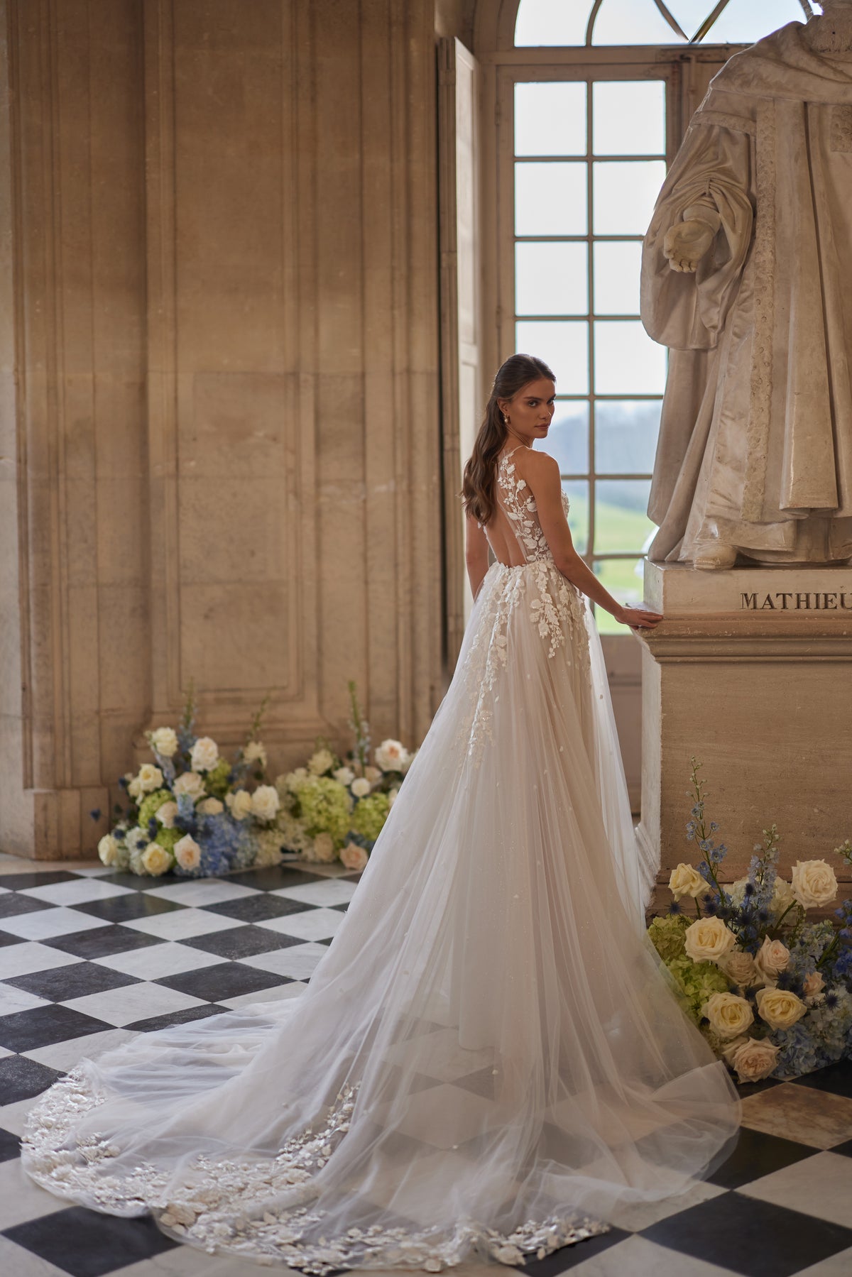 Brautkleid Nilla von hinten, offener Rücken und Schleppe mit Spitzenkante