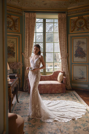 Brautkleid Ondine, schmal geschnittenes Oberteil und tiefer V-Ausschnitt, seitliche Ansicht