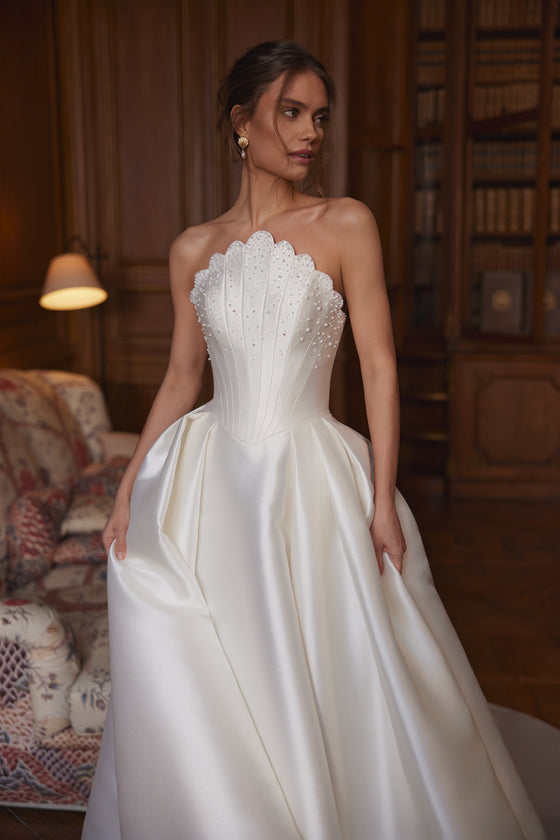 Brautkleid Shella, trägerlose Corsage mit gezackter Kante über dem weiten Satinrock