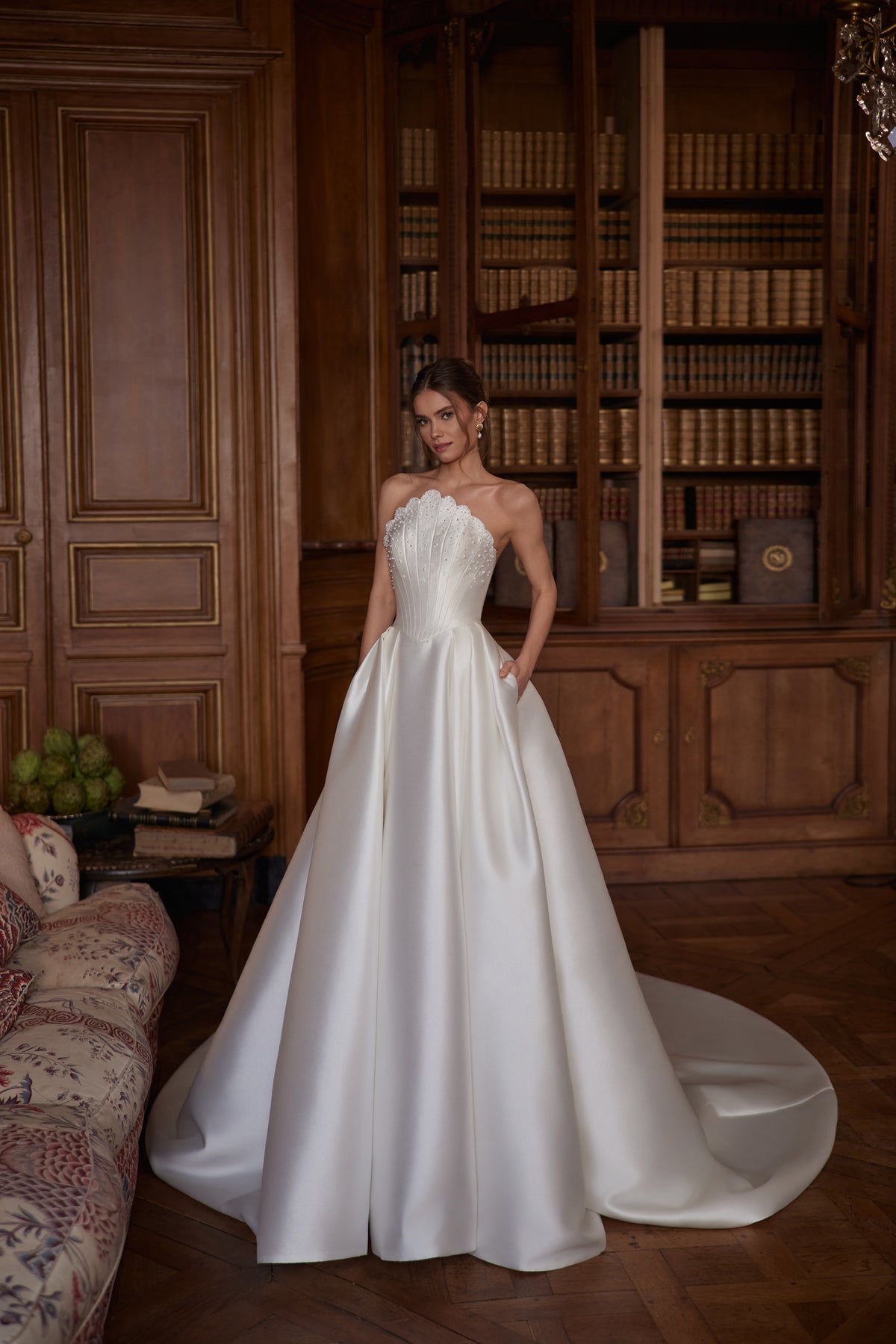 Brautkleid Shella in A-Linie, ganze Silhouette von vorn in der Bibliothek