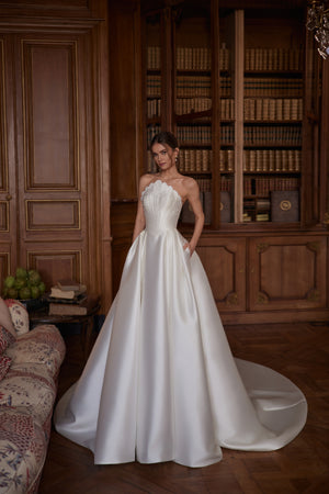 Brautkleid Shella in A-Linie, ganze Silhouette von vorn in der Bibliothek