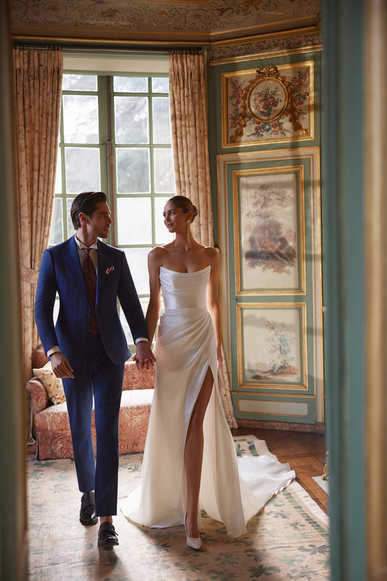 Brautkleid Sodden aus Satin ohne Bolero, drapiertes Oberteil und hoher Schlitz, mit Bräutigam